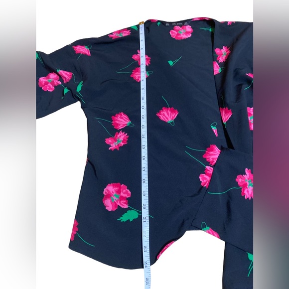Zara women’s short sleeve wrap front blouse. Pink roses on black background. - Picture 5 of 6